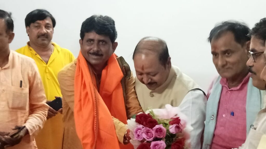 जौनपुर। रामपुर पूर्व ब्लाक प्रमुख जेठ विनोद जायसवाल ने सांसद मछली शहर बीपी सरोज की उपस्थिति में भाजपा की सदस्यता ग्रहण की