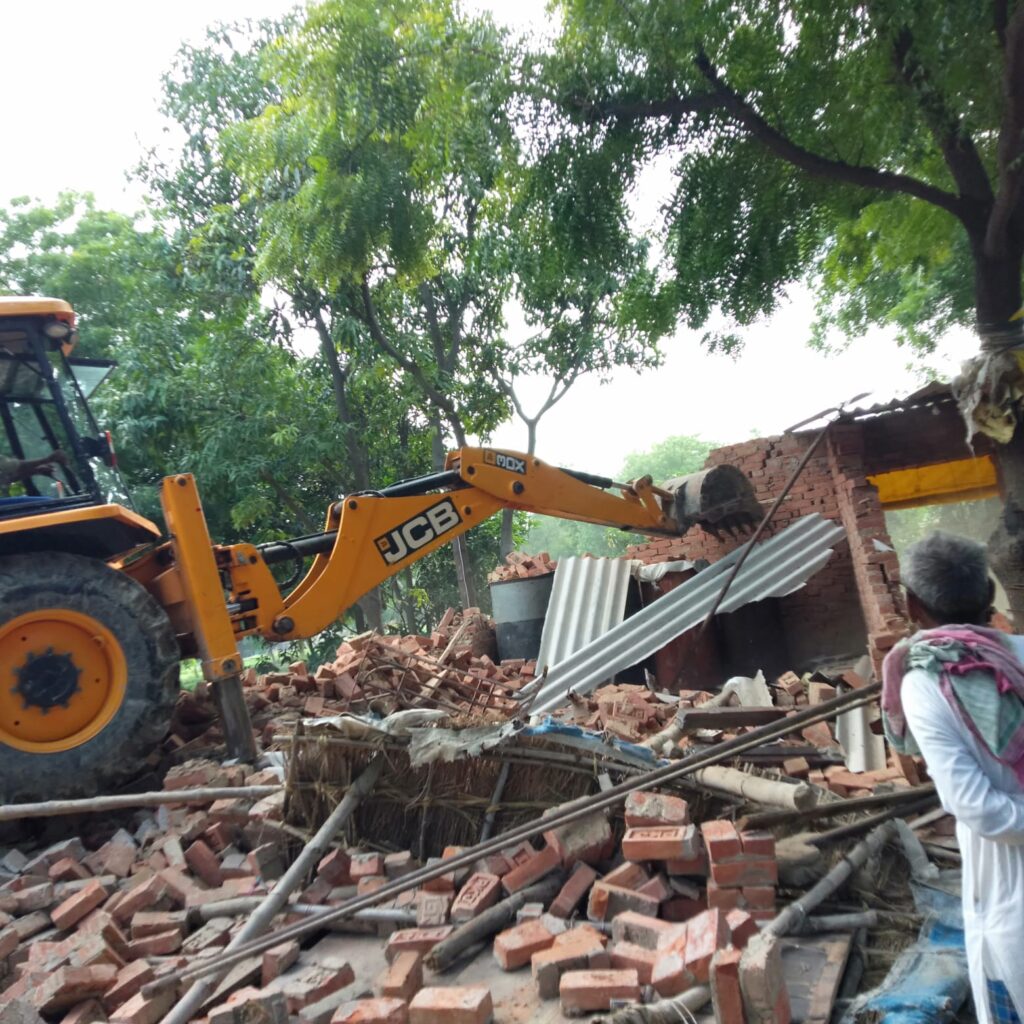 जौनपुर:तालाब और भीटा की जमीन पर हुए अवैध पक्के निर्माण पर चला बाबा का बुल्डोजर,मचा हड़कंप