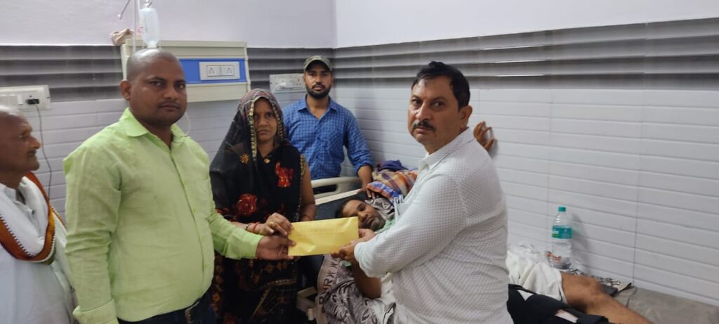 जौनपुर।मडियाहूँ लेखपाल संघ ने रामशिरोमणि लेखपाल को  विषम परिस्थिति में 50000 कि राशि का किया सहयोग