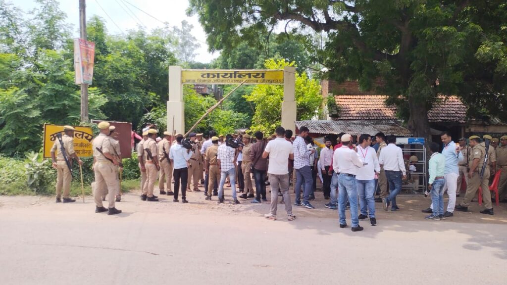 जौनपुर। रामपुर ब्लाक पर प्रमुख नीलम राजेश सिंह के खिलाफ अविश्वास प्रस्ताव पारित, विपक्ष में 52 वोट पड़े
