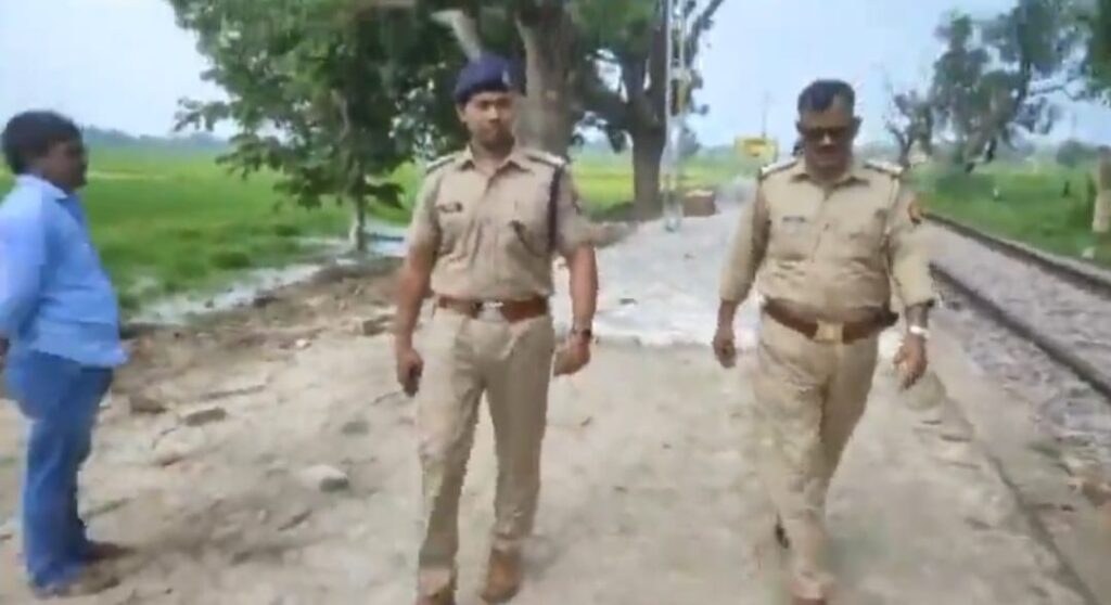 जौनपुर।मीरगंज थाना क्षेत्र के जरौना रेलवे स्टेशन पर ट्रैक के किनारे बैठे युवक की ट्रेन से कटकर हुई मौत