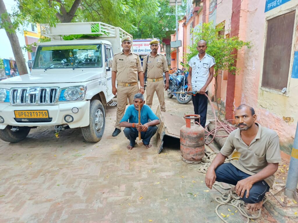 जौनपुर।जलालपुर नदी के पुल पर लगे गाटर को काटने वाला मौके से हुआ गिरप्तार