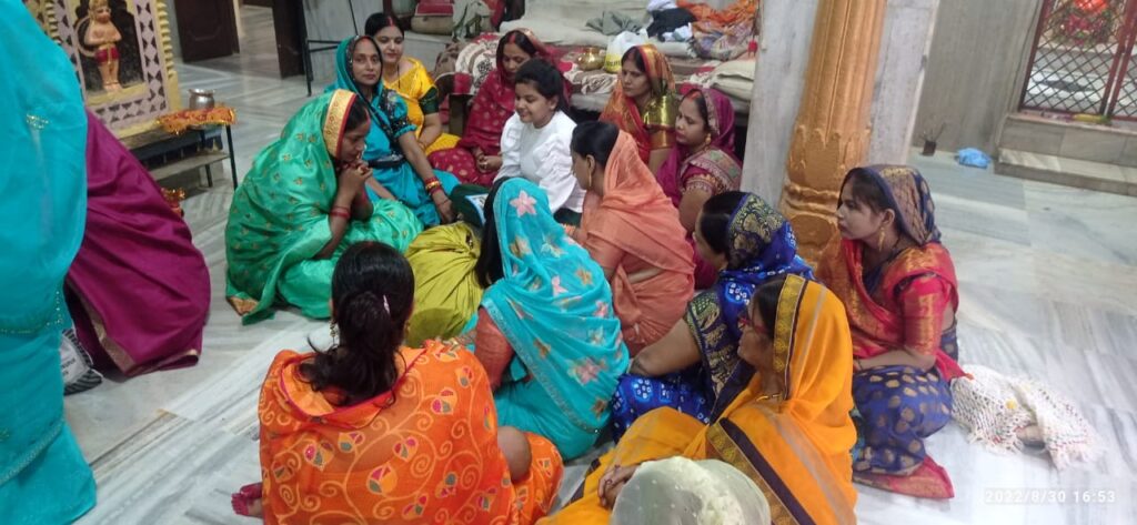 जौनपुर।पति की लंबी उम्र के लिए महिलाओं ने रखा निर्जला व्रत