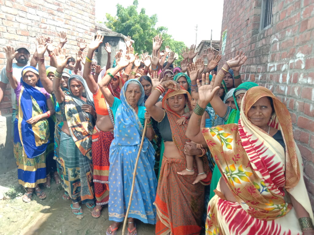 जौनपुर।ग्राम प्रधान पर नाली निर्माण न करवाने व विकास कार्यों में धांधली करने का आरोप लगाते हुए ग्रमीणों ने किया प्रदर्शन सुरेरी थाना क्षेत्र का मामला