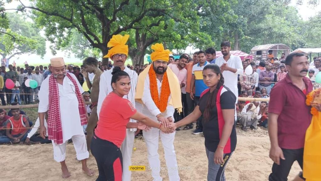 जौनपुर:दंगल प्रतियोगिता में महिला/पुरुष पहलवानों ने दिखाया दमखम