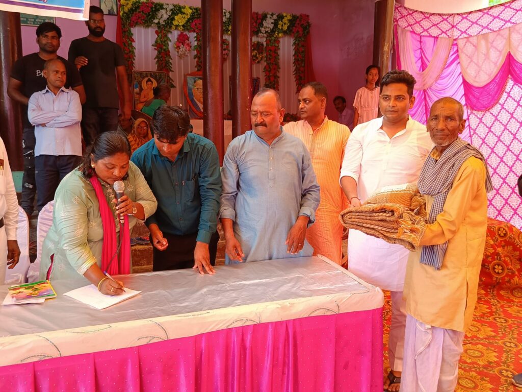 जौनपुर।पिता के 13 वीं पुण्यतिथि पर डेढ़ हजार कम्बल वितरण का विशाल आयोजन