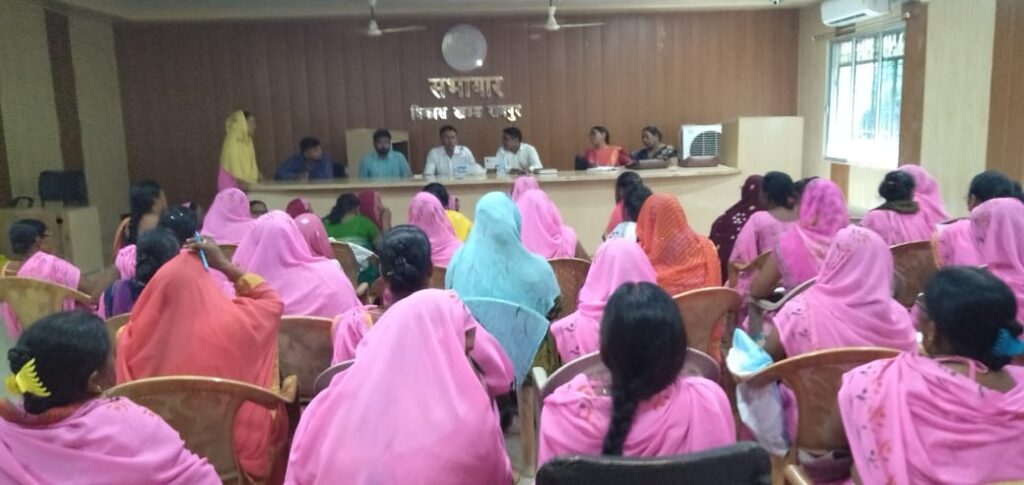 जौनपुर।रामपुर वि.ख. सभागार में आंगनबाड़ी कार्यकत्रियों को संचारी रोग से बचाव हेतु दिया गया प्रशिक्षण।