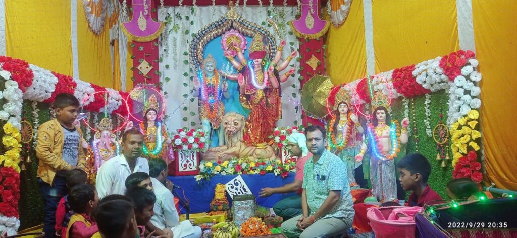 जौनपुर:मां के पंडालों पर लग रहे जयकारे, आरती में उमड़ रहे श्रद्धालु