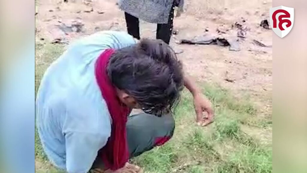 छेड़खानी करने वाले युवक को युवती ने सिखाया सबक 25 सेकेंड में मारीं 50 चप्पलें