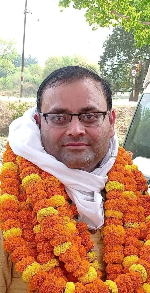 जौनपुर। रामपुर ब्लाक के उपचुनाव में कांटे की हुई टक्कर में पूर्व ब्लाक प्रमुख नीलम सिंह को मात देते हुए राहुल सिंह 9 मतों से विजई हुए