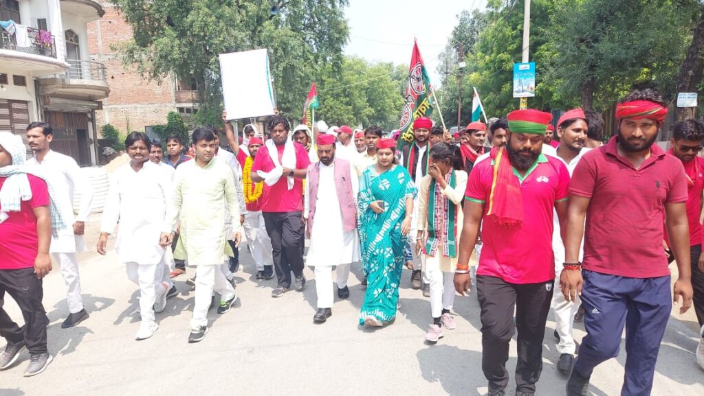 जौनपुर।देश बचाओ देश बनाओ समाजवादी पदयात्रा का 53वां दिन मड़ियाहूं रामपुर जगह-जगह स्वागत होते हुए भदोही बॉर्डर पर प्रवेश किया