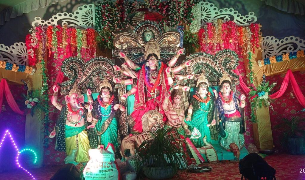 जौनपुर:जय मां दुर्गा पूजा पंडाल में दीपदान के साथ हुई मां की 101 दीपों की आरती
