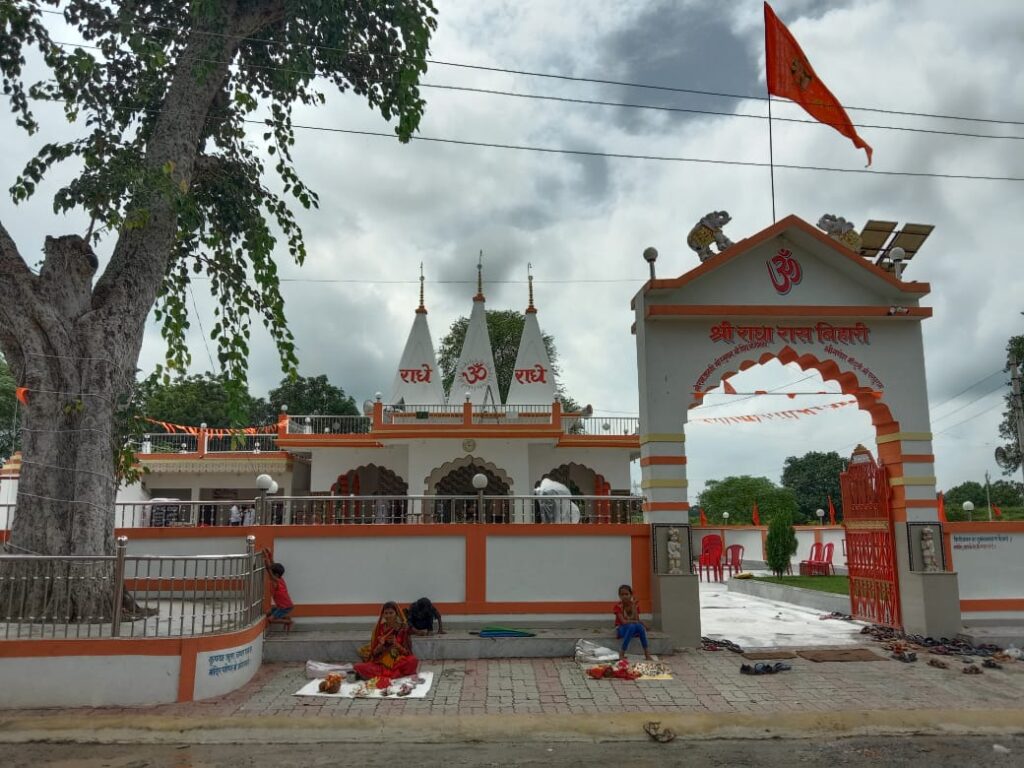 आस्था:आज के कलयुग का भक्त सम्पति बेच कर बनवा दिया मंदिर ,102 पायलट की नौकरी छोड़ कर कर रहे मंदिर की देखभाल