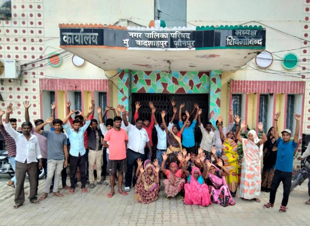 जौनपुर:समस्याओं को लेकर मुहल्ले के लोगों ने नगर पालिका का किया घेराव,जमकर की नारेबाजी