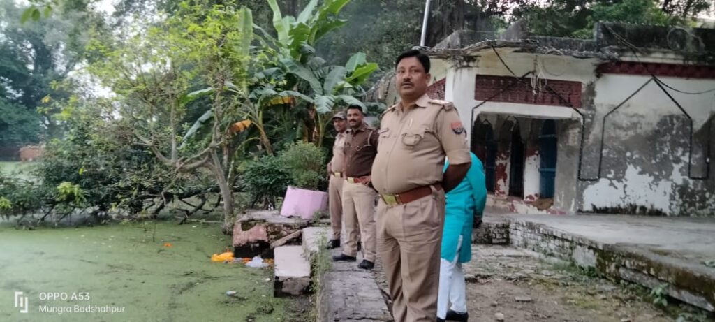 जौनपुर।छठ पूजा:घाट की साफ सफाई ना होने से लोगों ने जताई नाराजगी,थाना प्रभारी ने घाट का किया निरीक्षण