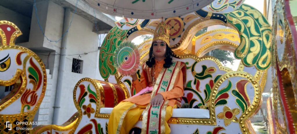 जौनपुर।गाजे-बाजे व डीजे के साथ निकाली गई भगवान भास्कर की झांकी