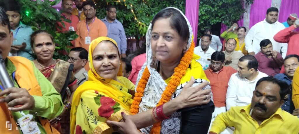 जौनपुर।जनप्रतिनिधि भी पहुंचे श्रद्धालुओं के बीच, लिया भगवान भास्कर का आशीर्वाद