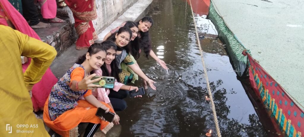 जौनपुर।जल दूध से अस्ताचलगामी सूर्य को व्रती महिलाओं ने दिया अर्घ्य