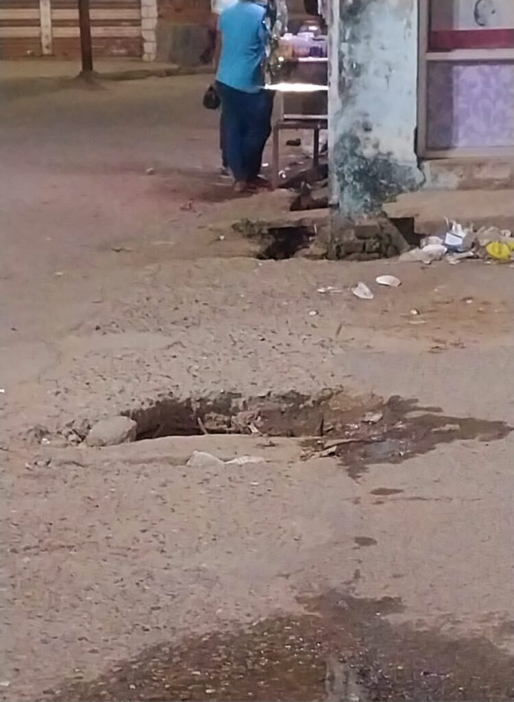 Jaunpur News:दुर्घटना को दावत दे रही है सड़क के बीच टूटी पुलिया, कई बार साइकिल और मोटरसाइकिल सवार हो चुके हैं चुटहिल