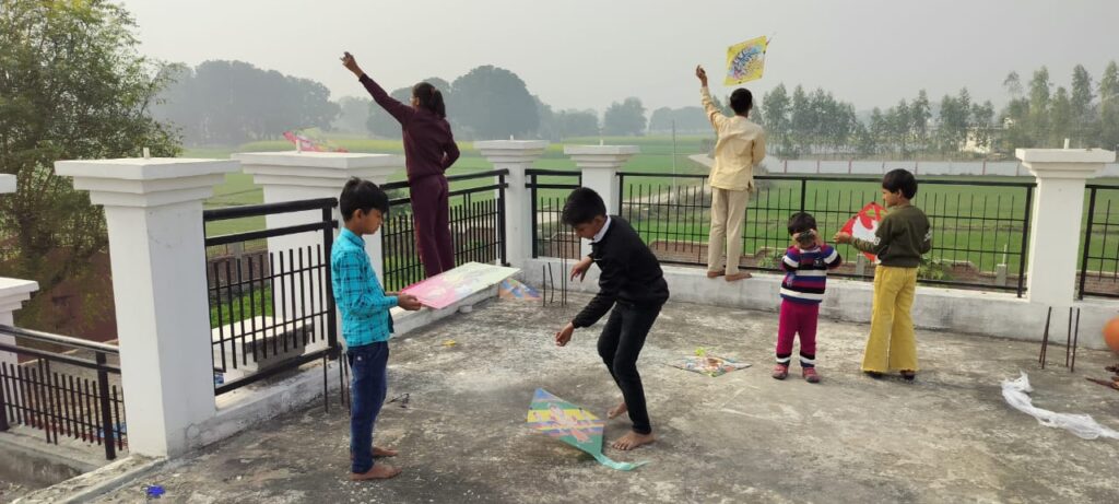 दोपहर बाद खिली धूप तो बच्चों ने छतों पर डाल दिया डेरा