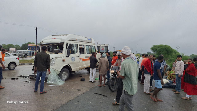 जौनपुर में दर्शनार्थियों से भरी वाहन को ट्रक ने मारी जोरदार टक्कर, दस श्रद्धालु घायल,एक गम्भीर