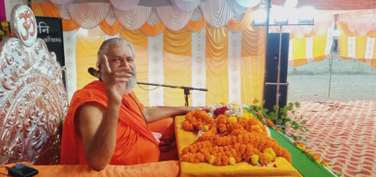 परमात्मा के अनुग्रह के सामने कोई मनुष्य छोटा नहीं होता: नारायणान्द तीर्थ महाराज