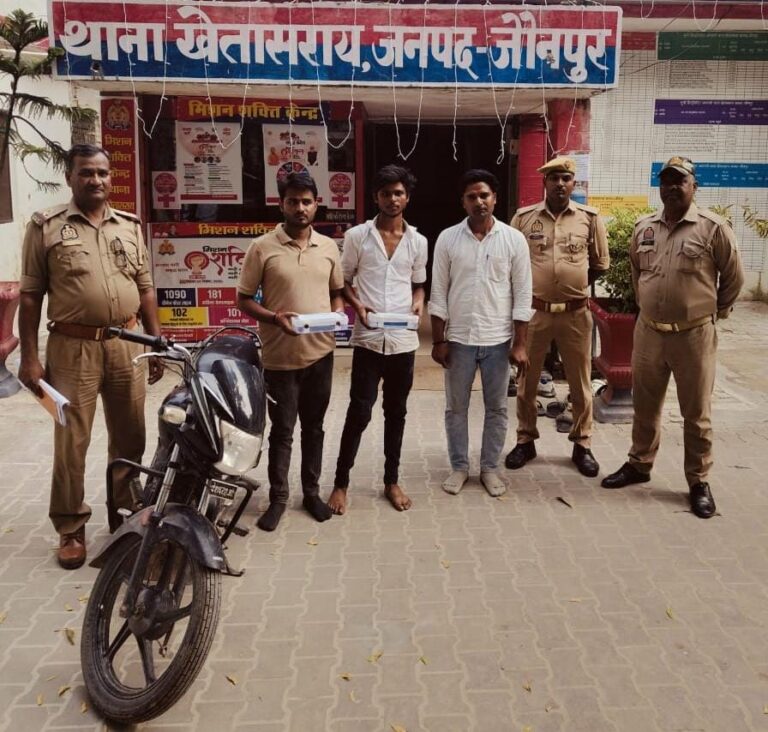 महिलाओं से मोबाइल छीनने वाले तीन युवक चढ़े पुलिस के हत्थे
