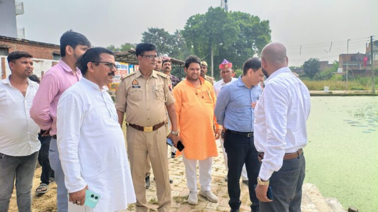 छठ पूजा की तैयारी: उप जिलाधिकारी ने तालाब का निरीक्षण किया, साफ-सफाई और वैकल्पिक व्यवस्था के निर्देश