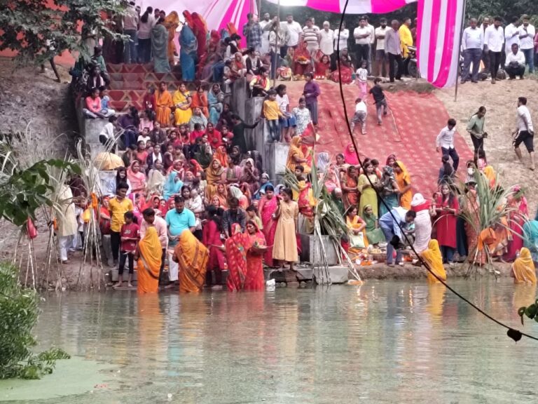 जौनपुर।उगते सूर्य को देख व्रती महिलाओं ने अर्घ्य देकर तोड़ा व्रत