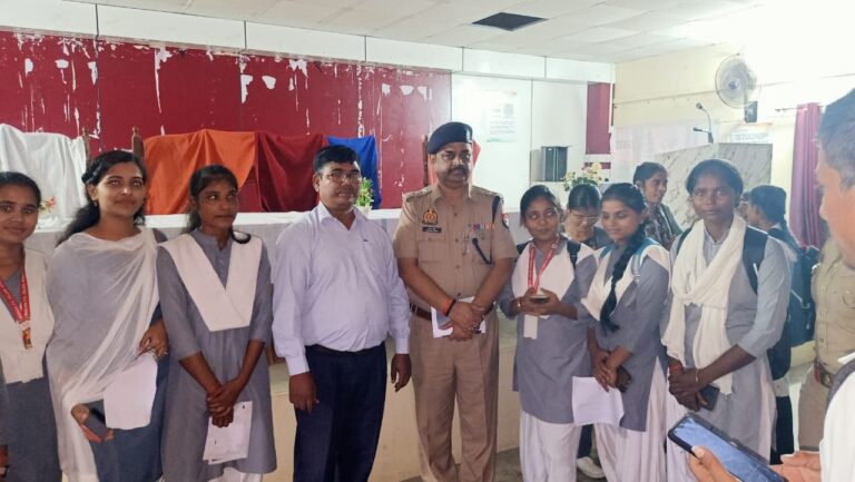 मड़ियाहूं में सीओ गिरेंद्र सिंह ने छात्राओं को किया जागरूक, बताया— महिला सशक्तिकरण का असली अर्थ