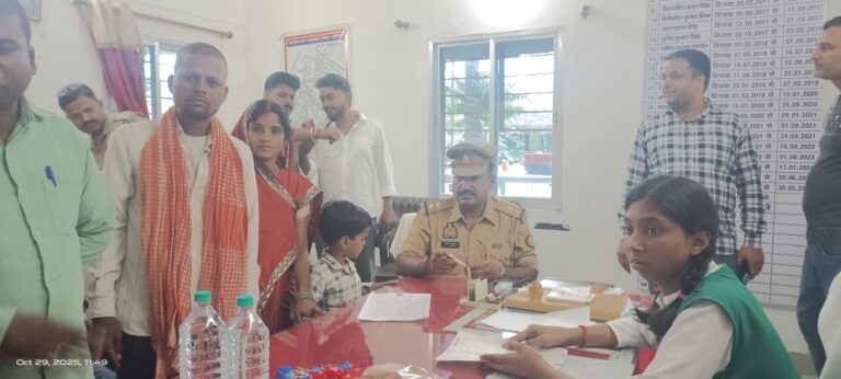 छात्रा स्वर्णिमा यादव बनीं एक दिन की थानाध्यक्ष