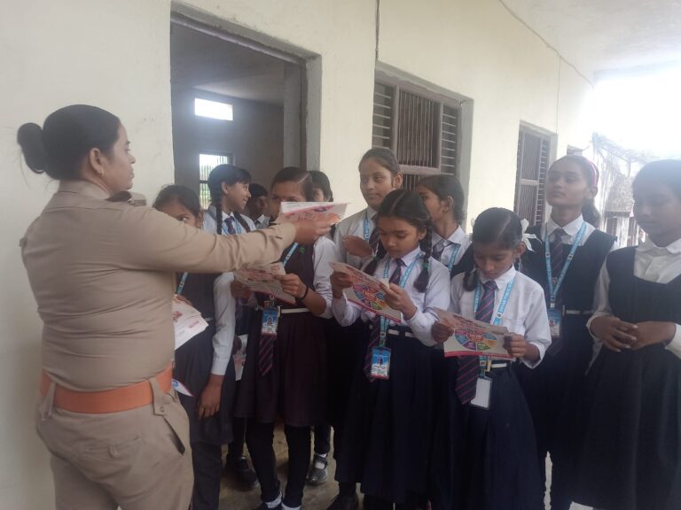 महिला पुलिस कर्मियों ने किया जागरूक, नए कानून की दी जानकारी — रामपुर थानाध्यक्ष विनोद कुमार के नेतृत्व में शिवम पब्लिक स्कूल में चला जागरूकता अभियान