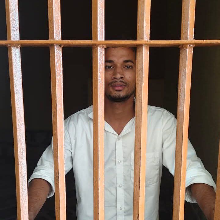 महाकुंभ में दातून बेचकर फेमस हुआ आकाश यादव नकली पिस्तौल वाला वीडियो बनाकर फंस गया, पुलिस ने 30 मिनट पूछताछ के बाद छोड़ा