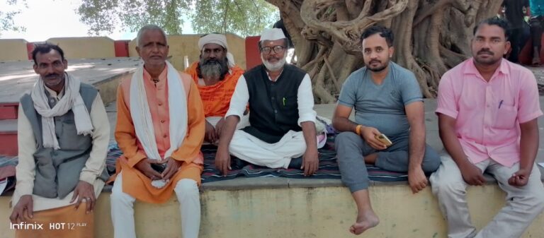 राजेपुर त्रिमुहानी-विजयीपुर घाट पर पीपा पुल की मांग को लेकर जज सिंह अन्ना का आमरण अनशन शुरू