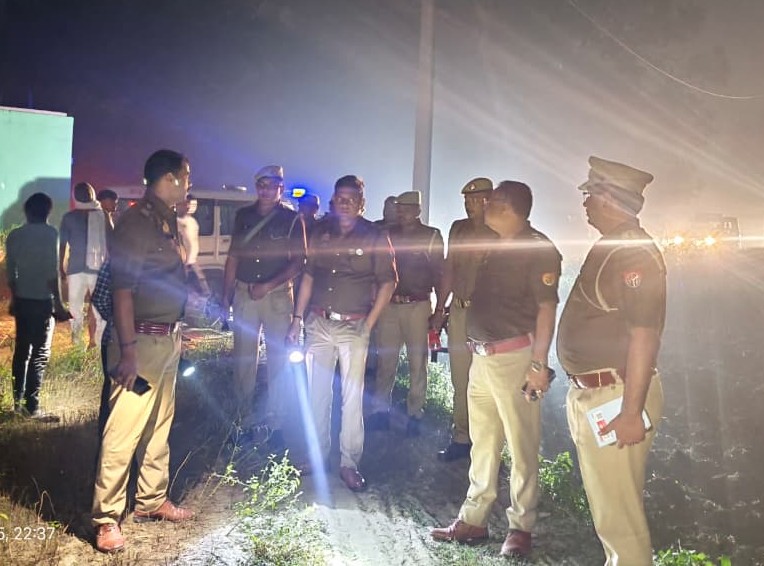 जौनपुर: प्रेम प्रसंग में युवती की गला रेतकर हत्या, पुलिस अधीक्षक डॉ. कौस्तुभ पहुंचे घटनास्थल