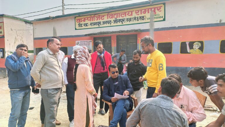 तहसीलदार ने बूथों का किया निरीक्षण, फॉर्म कलेक्शन व फीडिंग में तेजी के निर्देश