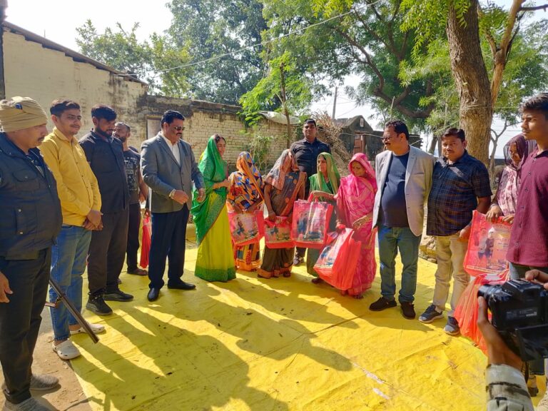 बेटी के विवाह पर सामाजिक सेवा का मिसाल: वंदना–राकेश सिंह परिवार ने पांच सौ महिलाओं को बांटी साड़ी, बच्चों की पढ़ाई और स्वास्थ्य का किया ध्यान