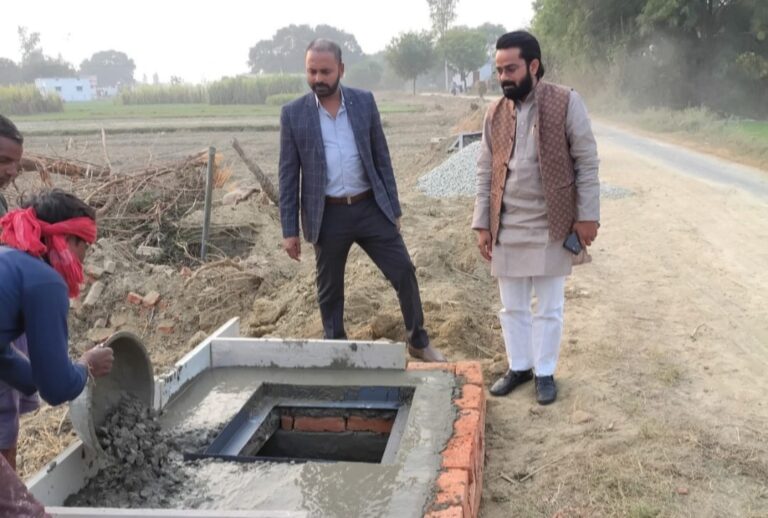 Jaunpur News: ईओ कुंवर गौरव सिंह ने चल रहे विकास कार्यों का किया औचक निरीक्षण