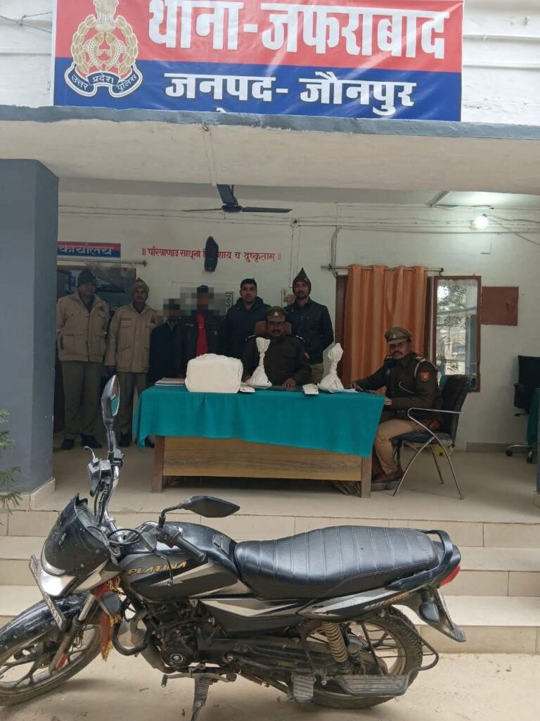 जफराबाद पुलिस ने चोरी के मामले में दो शातिर अभियुक्तों को किया गिरफ्तार, चोरी का सामान व बाइक बरामद