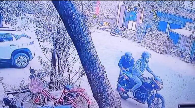 मड़ियाहू में महिला व्यवसायी से चेन स्नैचिंग, CCTV में कैद हुई वारदात