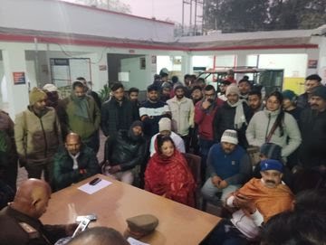 ब्लॉक प्रमुख के बेटे की फॉर्च्यूनर ने छात्र की बाइक घसीटी, 700 मीटर तक दौड़ाकर पकड़ा, भीड़ ने की पिटाई