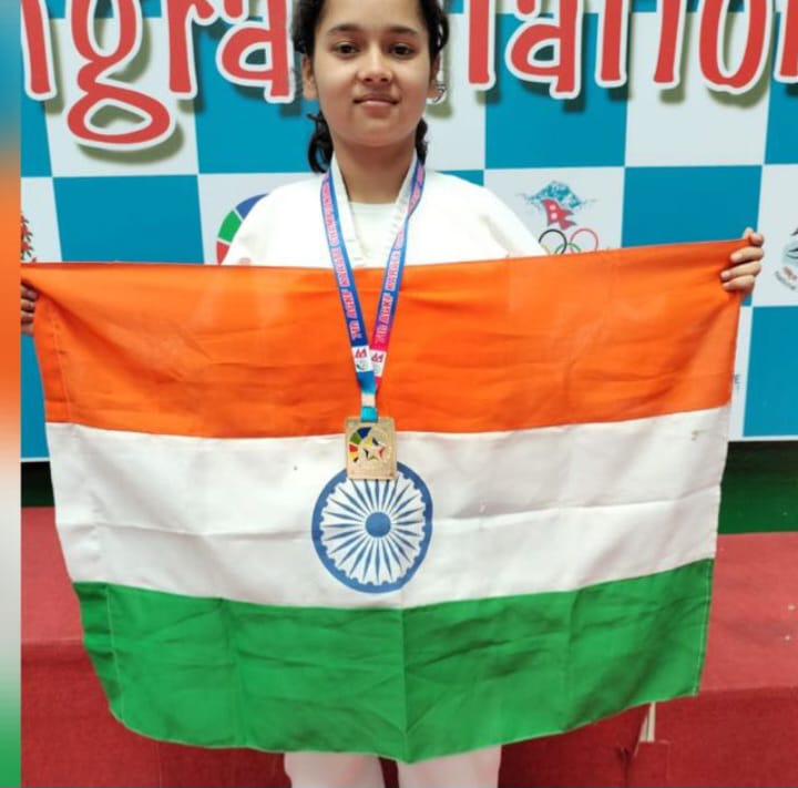 नेशनल कराटे चैंपियनशिप में अंशिका दुबे का स्वर्णिम प्रदर्शन, जौनपुर का नाम किया रोशन