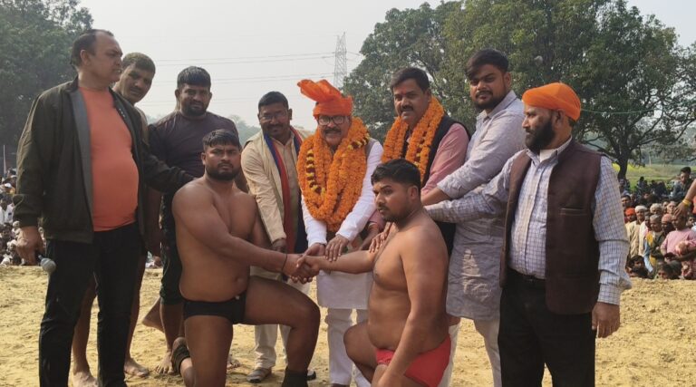 जौनपुर।कसेरु स्तिथ हनुमान मंदिर पर दो दिवसीय विराट कुश्ती दंगल प्रतियोगिता का भव्य शुभारंभ