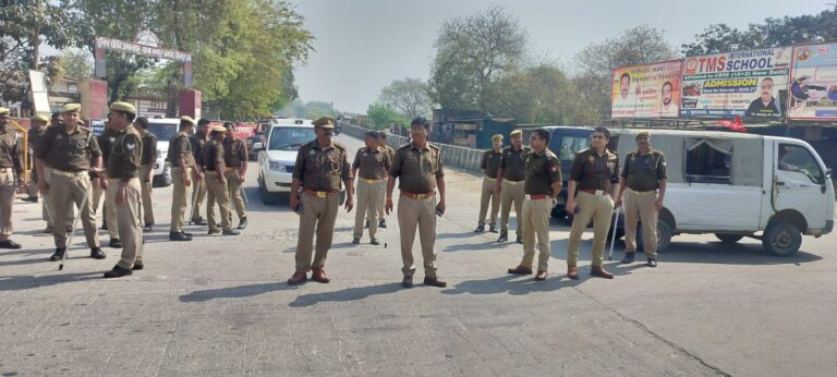 होली पर्व पर जौनपुर पुलिस का बड़ा फ्लैग मार्च, एसपी ग्रामीण आतिश कुमार सिंह के नेतृत्व में रामपुर क्षेत्र में शांति का संदेश