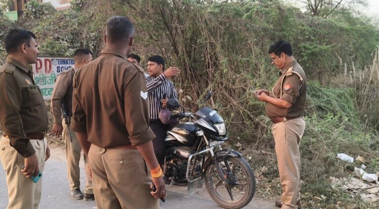 रामपुर पुलिस का सघन वाहन चेकिंग अभियान, बरसठी रोड पर दोपहिया-चारपहिया वाहनों की हुई जांच