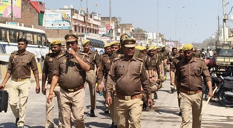 होली व रमजान को लेकर पुलिस सतर्क, रामपुर कस्बे में निकाला गया फ्लैग मार्च